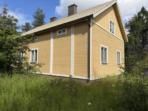 Päärakennus takaa
