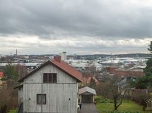 Maisema yläkerran ikkunasta.
