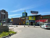 Varissuon liikekeskuskukselle kävelee noin 5minuuttia.