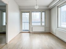 Olohuoneessa on myös mukavasti tilaa. Ikkunat itään ja länteen.