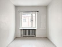 Ikkuna koillisen suuntaan ja ikkunassa sälekaihtimet.