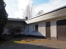 Talouspäädyssä mm.  takkahuone ja saunatilat