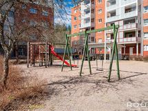 Taloyhtiön piha-alueella on tarjolla hyvin aktiviteetteja perheen pienimmille.