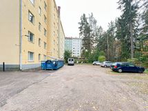 Näkymä piha-alueelta.