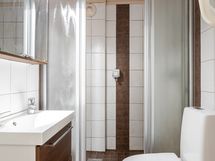 Yläkerran kylpyhuone/wc