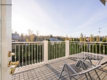 Parveke johon on käynti makuuhuoneesta