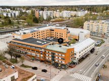 Taloyhtiöön kuuluu punertava kulmatalo sekä vaalea talo Mannilantien puolella