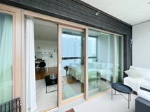 8. kerroksen lasitetulla parvekkeella varustettu yksiö kauppakeskus Ainoan yläpuolella.