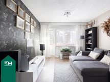 Olohuoneesta kulku lasitetulle parvekkeelle