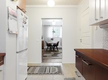 Keittiöstä ruokailutilaan