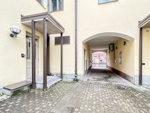 Rappukäytävään kulku porttikongin kautta.