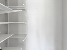 Vaatehuoneessa on muokattavat hyllyköt.