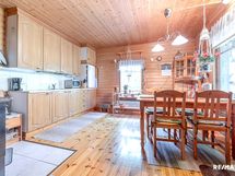 Keittiö/oleskelu tila mökki 1