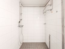 Kylpyhuoneessa on liitäntä pyykinpesukoneelle.