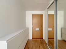 Eteisessä on vaatekaapin lisäksi kenkiä varten erillinen säilytyskaappi.