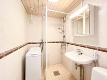 Kylpyhuone on saneerattu putkiremontin yhteydessä 2006.