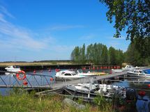 Lähellä venelaiturit ja veneenlaskupaikka