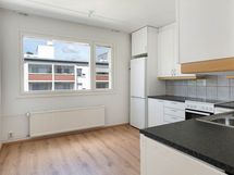 Keittiö on tilava ja sinne mahtuu vaikka 6 hengen ruokapöytä