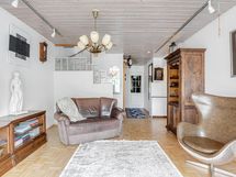 Olohuoneen jatkeena on portaat yläkertaan