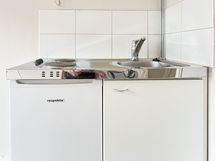 Keittiön varusteluun kuuluu jääkaappi-pakastinlokero, 2-levyinen keittolevy ja mikroaaltouuni.