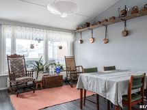 Käynti olohuoneesta lasitetulle parvekkeelle.