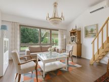 Digikäsitelty kuva olohuoneesta, jossa on katto muutettu valkoiseksi