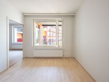 Makuuhuoneesta on näkymä sisäpihalle