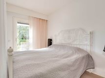 Olohuoneen yhteydessä oleva makuutila