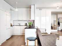 Kiinteän saarekkeen ääressä on kätevä kokkailla, mutta siinä on myös säilytystilaa.