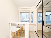 Keittiön baaripöytä ja tuolit voivat jäädä vuokralaisen käyttöön.