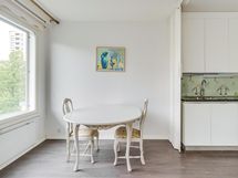 Keittiön yhteydessä erillinen ruokailutila, maisemat Hämeenpuistoon