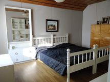 Makuuhuone 2, yläkerrassa.