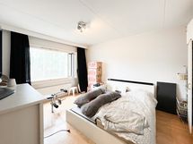 Makuuhuone on tilava ja sinne mahtuu hyvin parisänky ja kaapisto tai työpöytä.