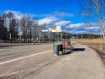 Bussipysäkit aivan kulman takana.