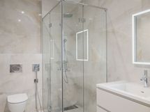 Toisen makuuhuoneen yhteydessä kylpyhuone