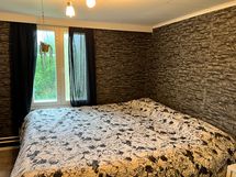 Yläkerran yksi makuuhuoneista