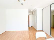 Huoneeseen mahtuu sohvaryhmä mainiosti.