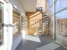 Viherhuoneesta käynti omalle pihalle.