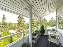 YLÄKERRAN PARVEKKEELTA