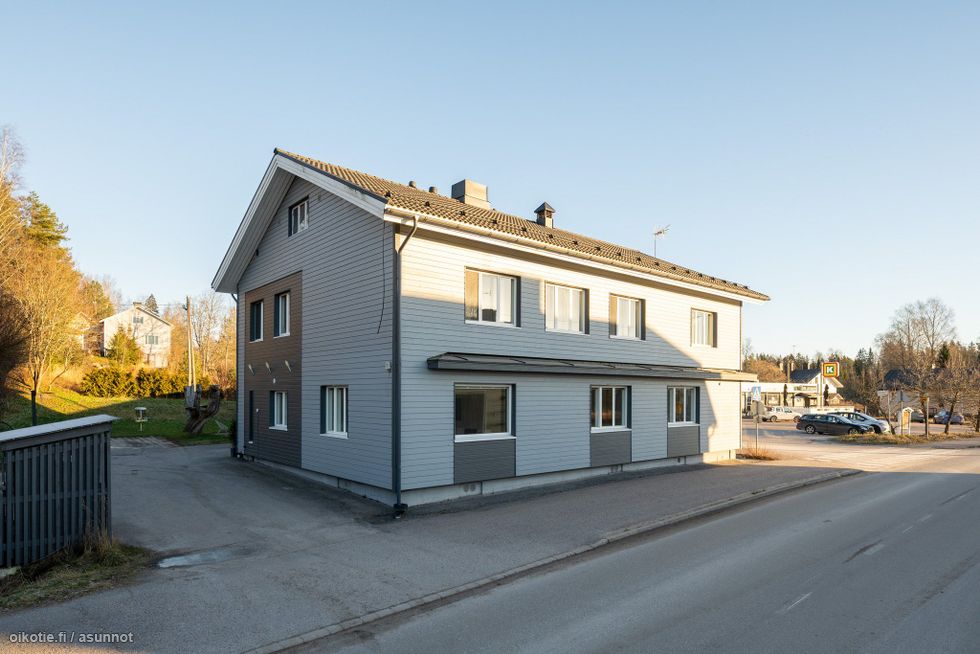 Rakennus tieltä kuvattuna