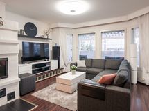 Olohuoneessa varaava takka