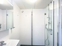 Kylpyhuoneeseen saat oman pesukoneen. Yhtiössä on myös pesutupa