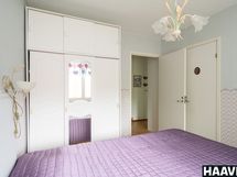 Makuuhuoneessa vaatehuone sekä kaappitilaa