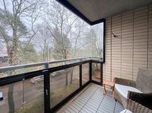 Lasitettu parveke suuntaa itään.