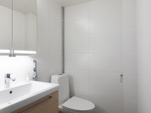 Alakerran uusittu wc-tila.