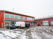 Taloyhtiön piha-alueella parkkipaikkoja asiakkaiden käyttöön.
