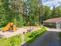 Taloyhtiön leikkikeskus on uusittu vuonna 2020.