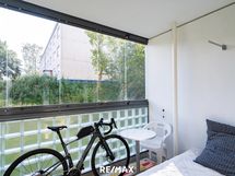 Etelään suuntaava iso lasitettu parveke