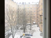 Näkymä keittiön ikkunasta sisäpihalle