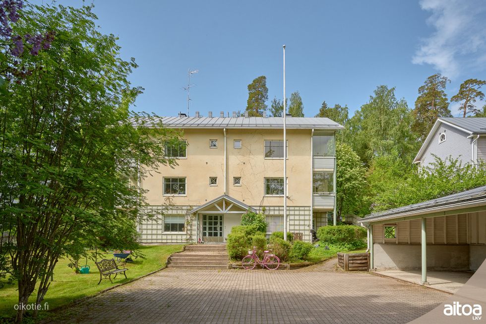 Julkisivu Tammikadun puolelle.